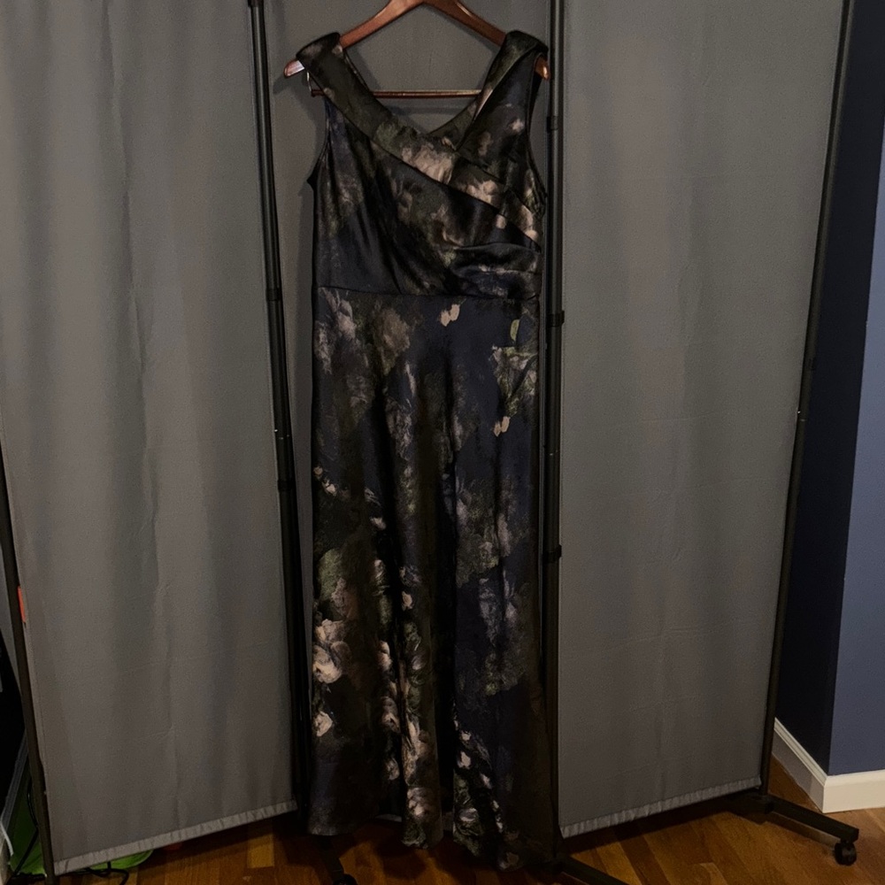 🌟HP 1/20🌟 SLNY Elegant Black and Gray Floral Gown